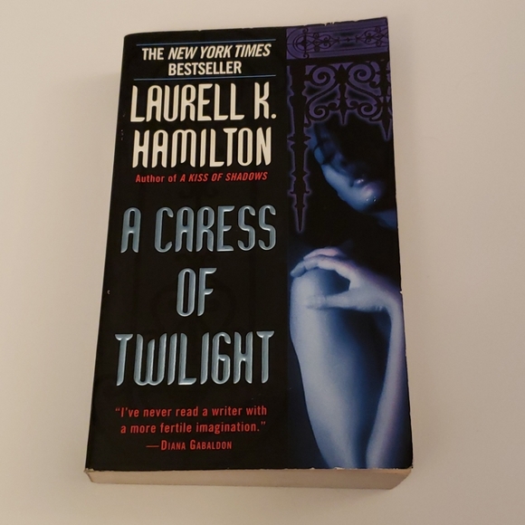 π 5/$20 Laurell K. Hamilton, A Caress of Twilight
